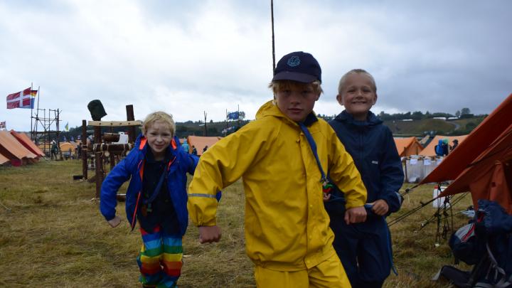 Minier i regntøj på Spejdernes Lejr 2022