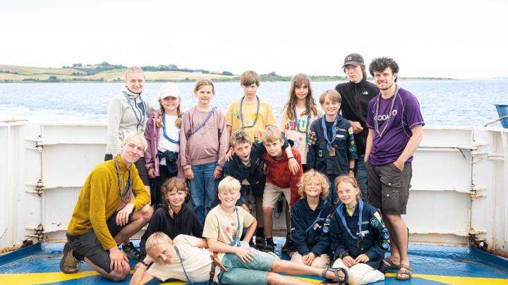 glade juniorspejdere på vej hjem fra sommerlejr